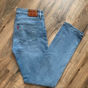 712 Slim Levi’s